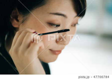 マスカラを塗る若い日本人女性 マスカラを塗る若い日本人女性 47700784