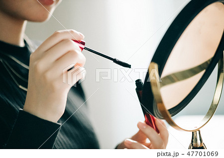マスカラを塗る若い日本人女性 マスカラを塗る若い日本人女性 47701069