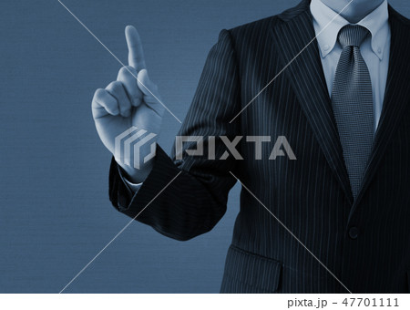 手でポーズするビジネスマン 47701111