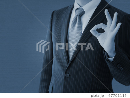 OKサインするビジネスマン 47701113