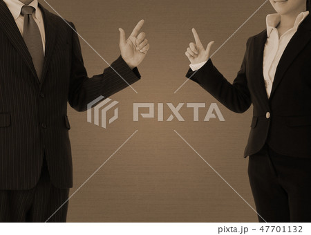 案内するスーツの男女 47701132
