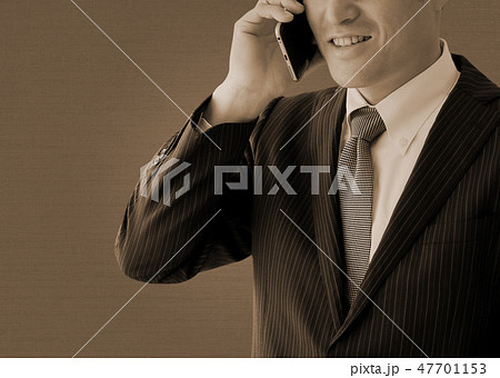 スマホで話すビジネスマン スマホで話すビジネスマン 47701153