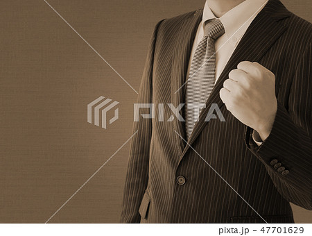 ガッツポーズするビジネスマン 47701629