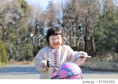 自転車に乗る女の子 47702002