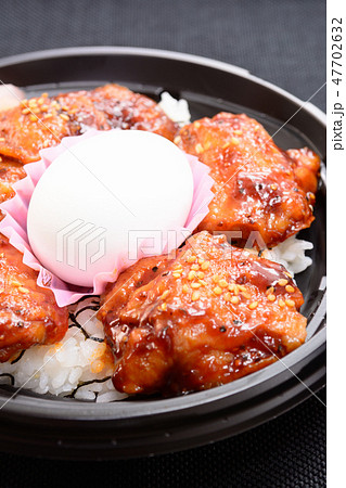 おいしい旨辛チキン丼 おいしい旨辛チキン丼 47702632