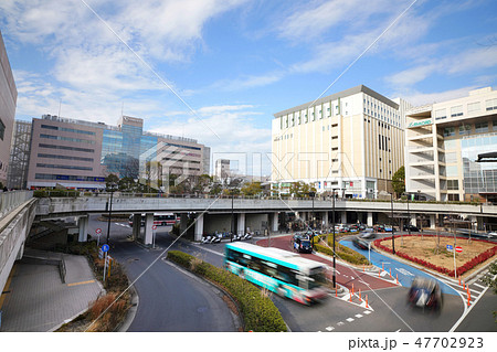 日本の川崎都市景観　新百合ヶ丘駅前のバスロータリーやタクシー乗り場などを望む 47702923