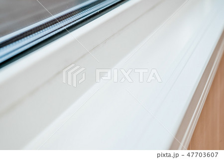 Photo of a white window sill 47703607
