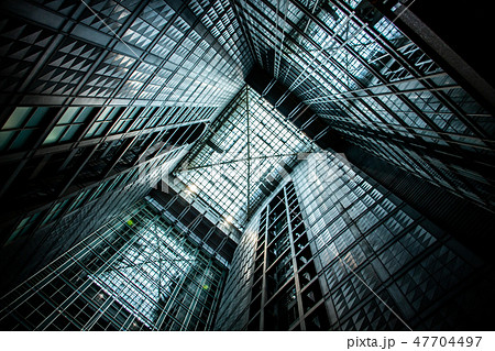 高層ビルの吹き抜け　無機質イメージ　メタリック 47704497