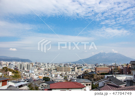 鹿児島市の街並み ビル群と桜島 鹿児島市の街並み ビル群と桜島 47704749