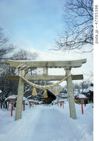 雪に覆われた神社 47705396