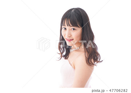 ピンクのドレスを着た花嫁 結婚式イメージ 47706282