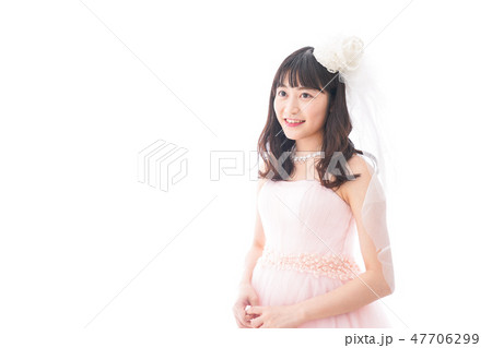 ピンクのドレスを着た花嫁 結婚式イメージ 47706299