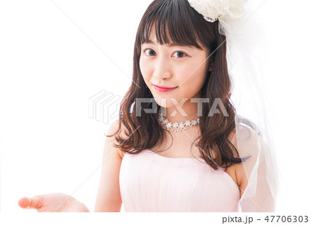 ピンクのドレスを着た花嫁 結婚式イメージ 47706303