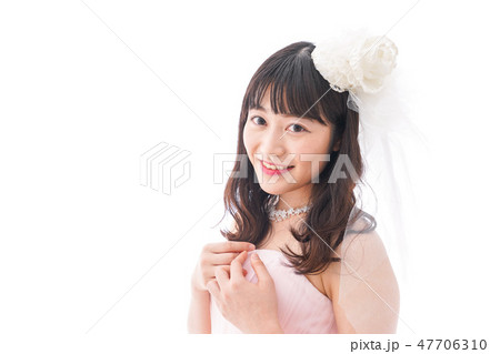 ピンクのドレスを着た花嫁 結婚式イメージ 47706310
