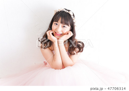 ピンクのドレスを着た花嫁 結婚式イメージ ピンクのドレスを着た花嫁 結婚式イメージ 47706314