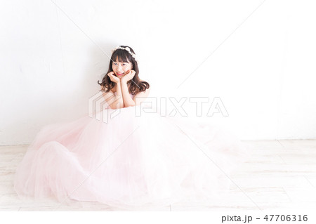 ピンクのドレスを着た花嫁 結婚式イメージ ピンクのドレスを着た花嫁 結婚式イメージ 47706316