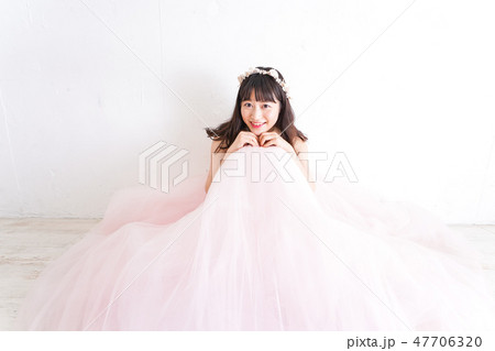 ピンクのドレスを着た花嫁 結婚式イメージ ピンクのドレスを着た花嫁 結婚式イメージ 47706320