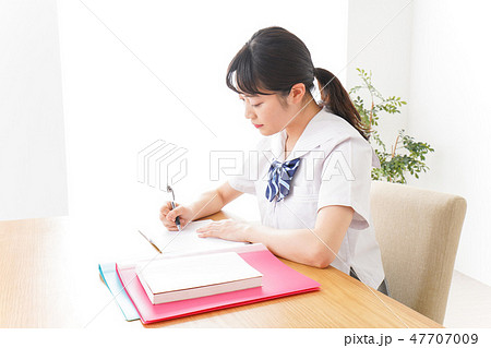 笑顔で勉強をする若い学生 笑顔で勉強をする若い学生 47707009