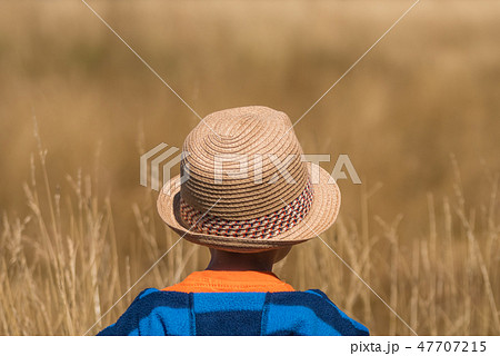 Boy with a straw hat in a countryside 47707215