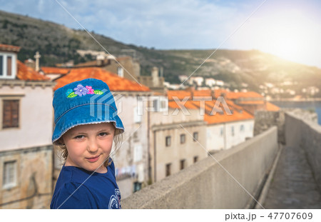 Little girl sightseeing Old Town in Dubrovnik 47707609