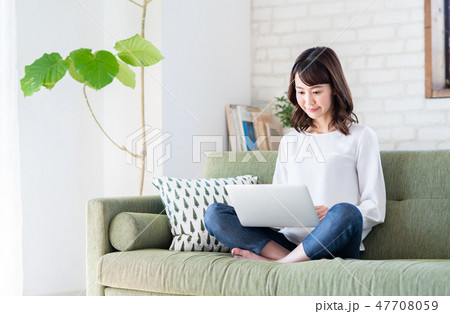 若い女性（パソコン） 47708059