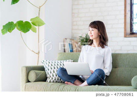 若い女性（パソコン） 47708061