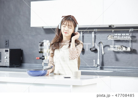 若い女性 韓国人 キッチン 47708485