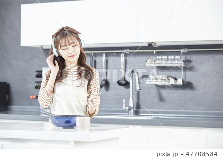 若い女性 韓国人 キッチン 47708584
