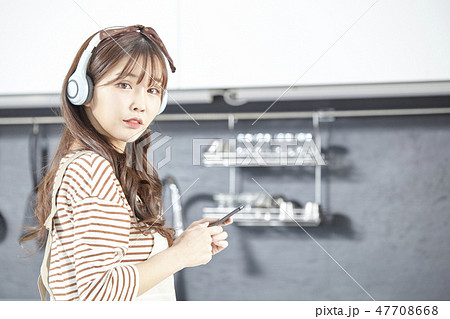 若い女性 韓国人 キッチン 47708668