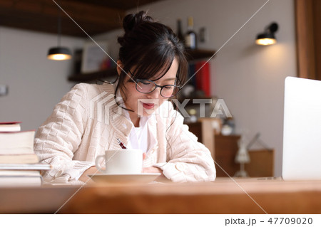 自宅で勉強をする女性 47709020