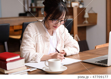 自宅で勉強をする女性 自宅で勉強をする女性 47709177