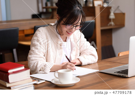 自宅で勉強をする女性 47709178
