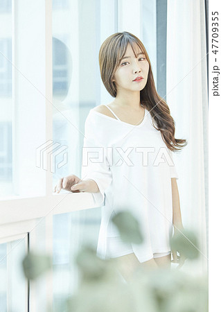 若い女性 窓 ヒーリング 47709355