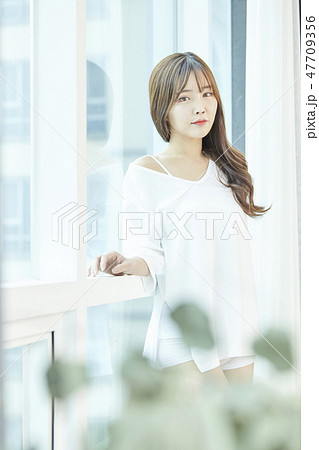 若い女性 窓 ヒーリング 47709356