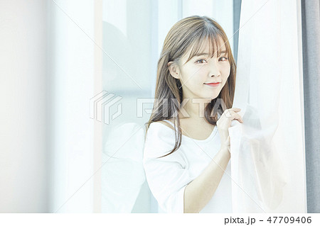 若い女性 窓 ヒーリング 47709406