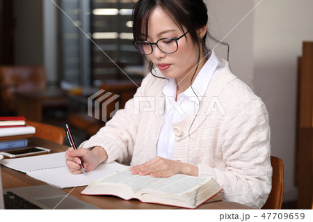 自宅で勉強をする女性 自宅で勉強をする女性 47709659