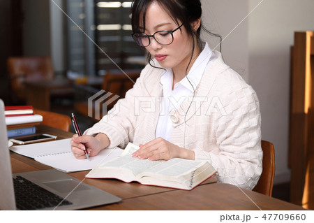 自宅で勉強をする女性 自宅で勉強をする女性 47709660