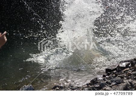 川に石を投げ込んだ水しぶきの写真素材