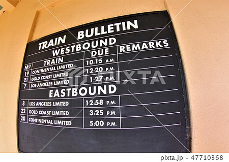 ケルソ駅舎の時刻表、カリフォルニア、USA 47710368