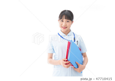 ナース服を着た若い笑顔の看護師 47710415