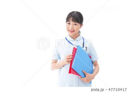 ナース服を着た若い笑顔の看護師 47710417