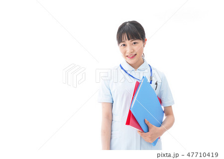 ナース服を着た若い笑顔の看護師 ナース服を着た若い笑顔の看護師 47710419
