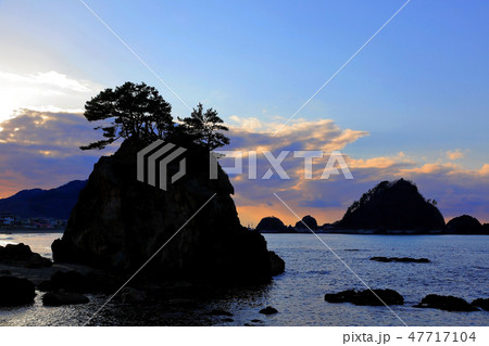 由良海岸 白岩と白山島 由良海岸 白岩と白山島 47717104