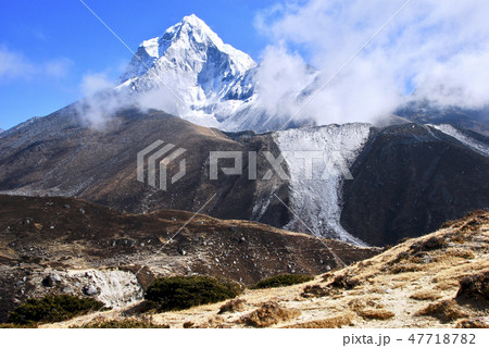 アマ･ダブラムから流れ出る2本の氷河 47718782