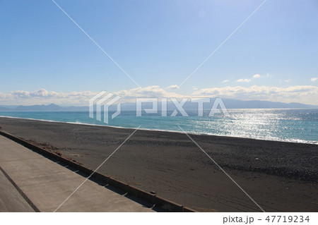 冬晴れの田子ノ浦の海岸 47719234