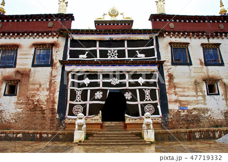 雲南省　シャングリラの松賛林寺　 47719332