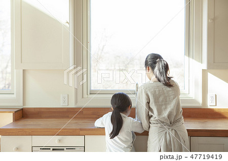 お手伝いする女の子 47719419