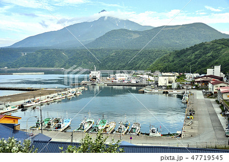 鴛泊港から利尻岳を望む 47719545