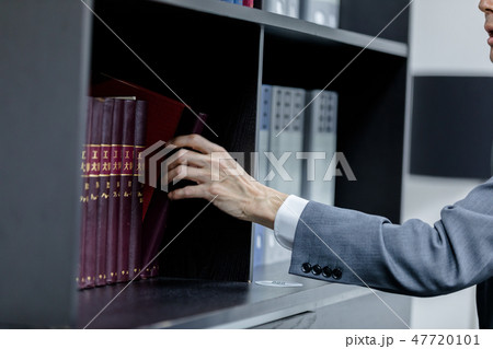 スーツ姿の男性 47720101