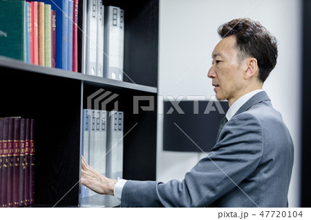 スーツ姿の男性 47720104